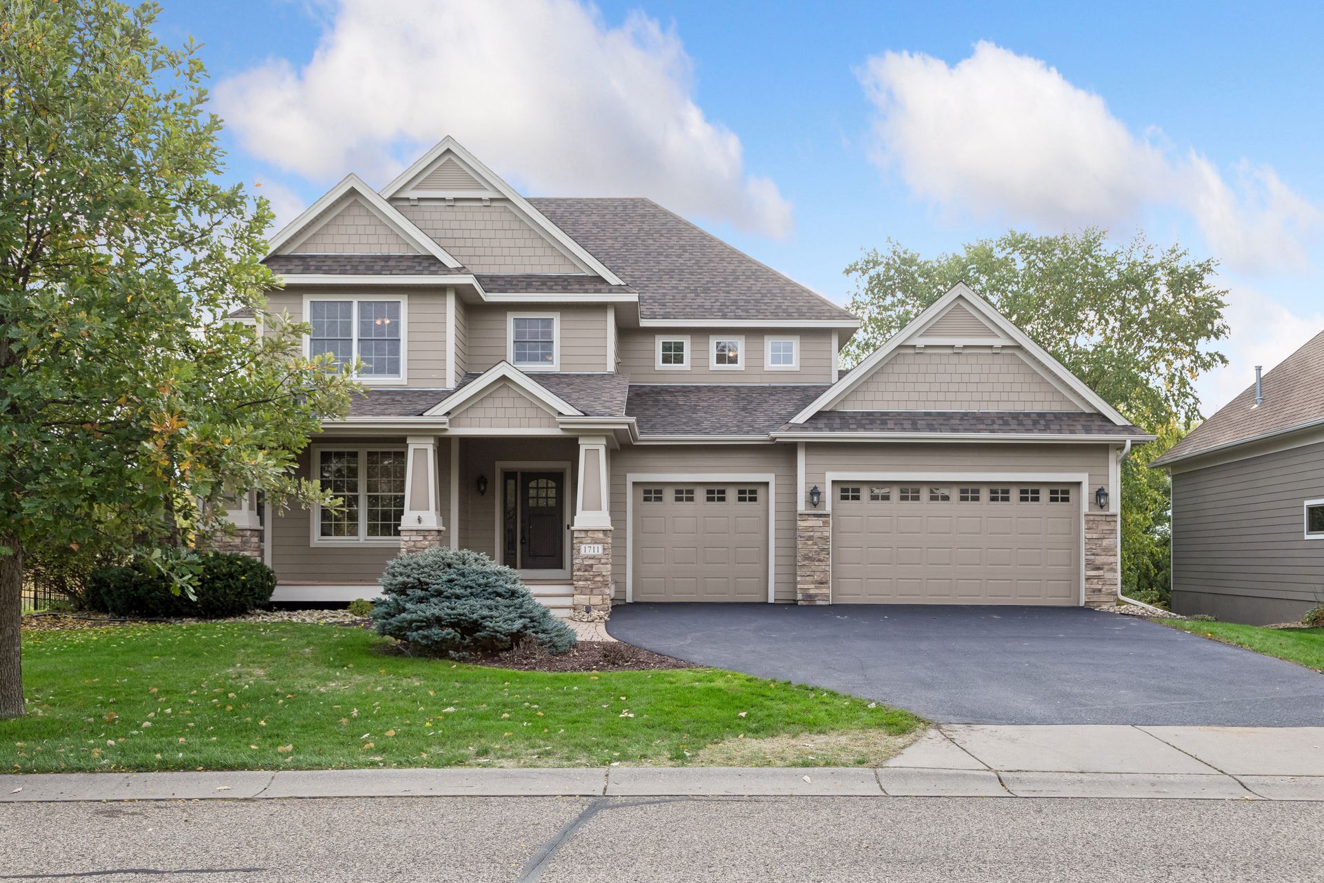 1711 Deephaven Drive, Woodbury